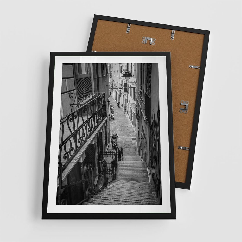 Plakat w ramie 50x70 - Magiczne spacery - uliczka, perspektywa - rama czarna