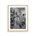 Plakat w ramie 30x40 - Nadmorska Uliczka - czarno białe zdjecie, uliczka w nadmorskim mieście - rama drewno