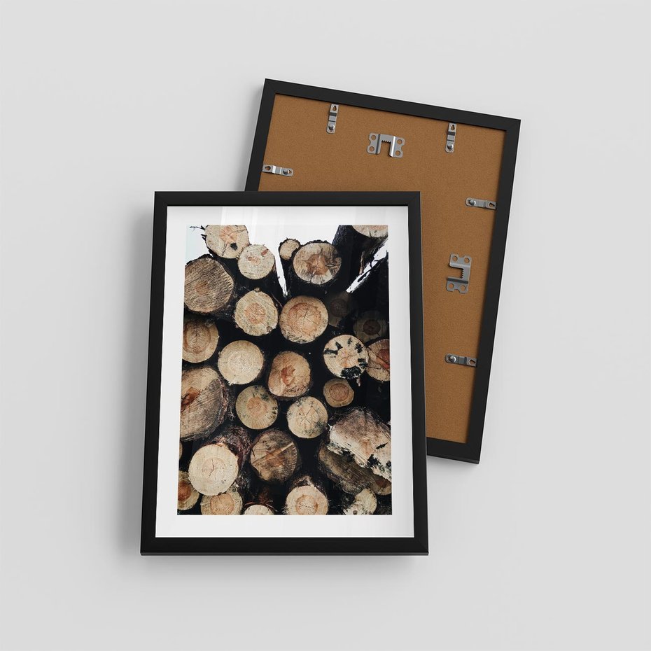Plakat w ramie 30x40 - Siła Drewna - ścięte drewno, belki drewna ułożone jedna na drugiej - rama czarna