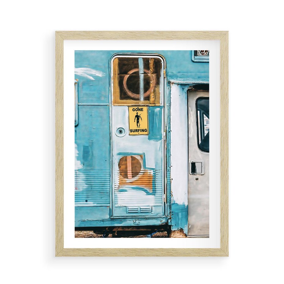 Plakat w ramie 50x70 - Nostalgiczna Podróż - stara przyczepa kempingowa, niebieskie kolory - rama drewno