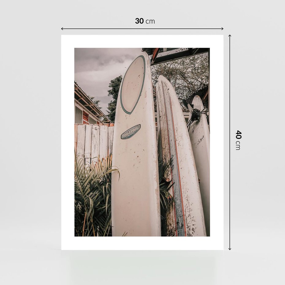 Plakat bez ramy 30x40 - Deski Surfingowe czekają na Fale - deski surfingowe, stoją pod płotem