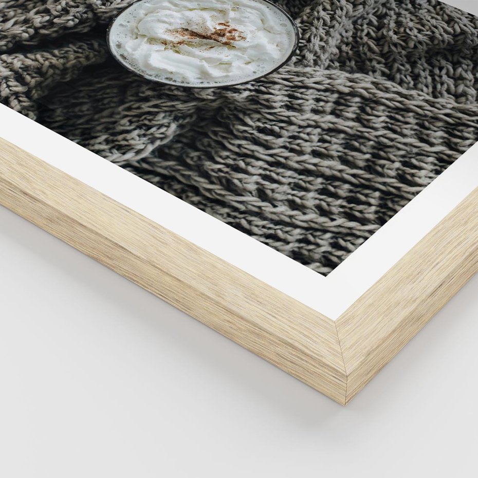 Plakat w ramie 30x40 - Relaks z Kawą i Kocem - ciepły wełniany koc, kawa z bitą śmietaną - rama drewno