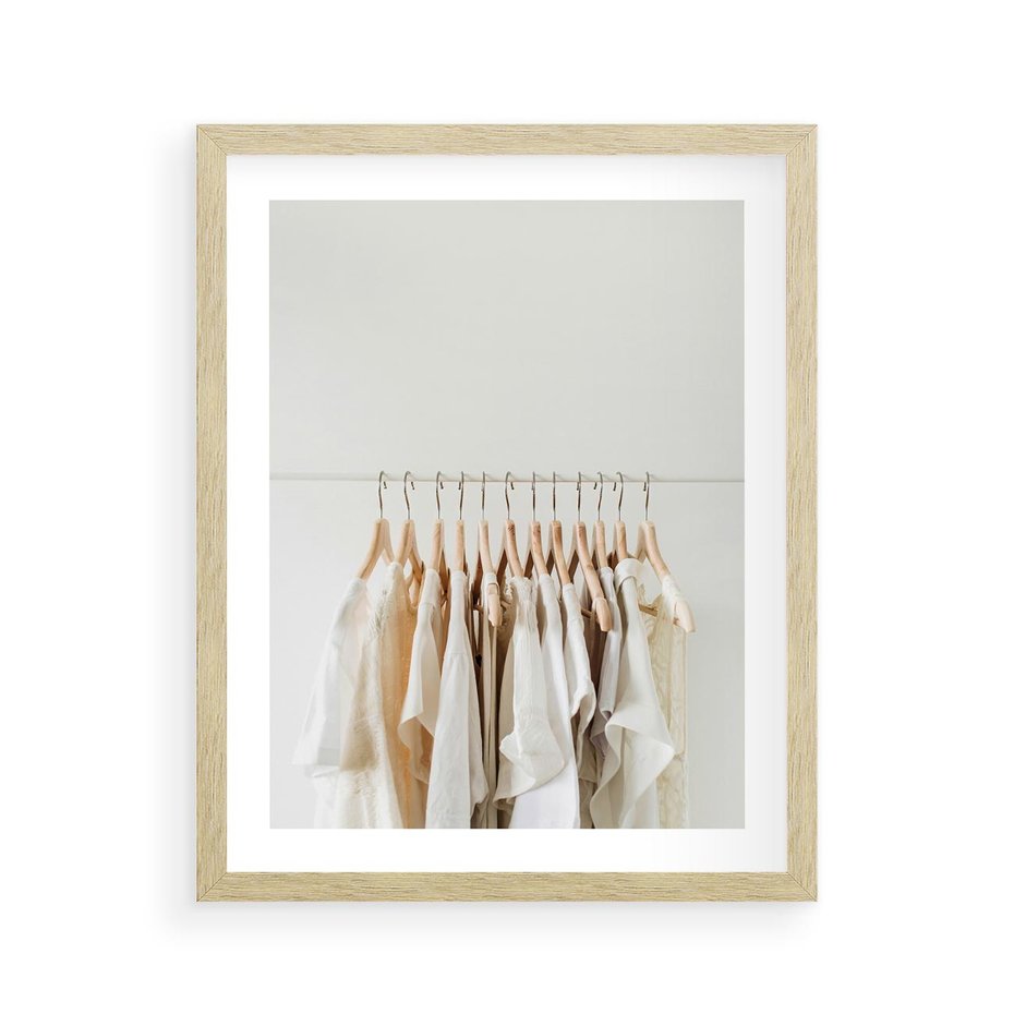 Plakat w ramie 40x50 - Elegancja Prostoty - ubrania, modowa fotografia - rama drewno