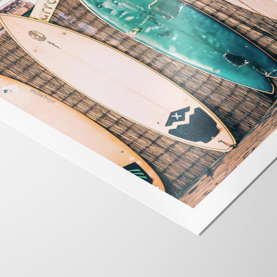 Plakat bez ramy 50x70 - Deski Surfingowe w Pionie - deski surfingowe, ustawione pionowo
