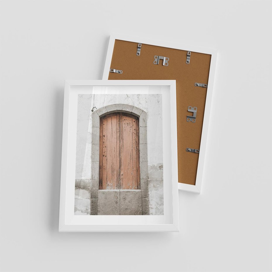 Plakat w ramie 30x40 - Śródziemnomorskie Drzwi Czasu - fotografia starych drzwi, śródziemnomorska architektura - rama biała