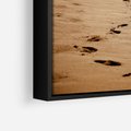 Obraz w ramie 70x100 - Ślady stóp na plaży - plaża, ślady - rama czarna