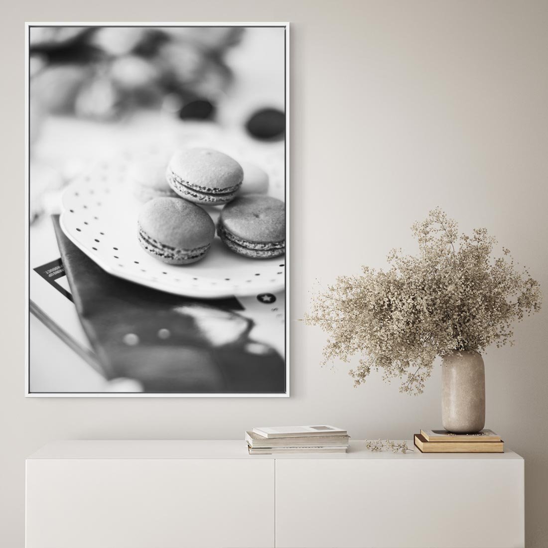 Obraz w ramie 50x70 - Makaroniki w Szarości - czarno biała fotografia, plakat - rama biała