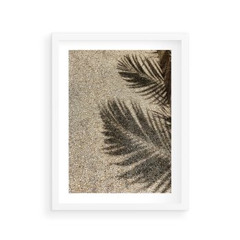 Plakat w ramie 50x70 - Plażowa Idylla - palma, cień na piasku - rama biała