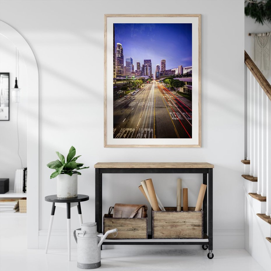 Plakat w ramie 30x40 - Światło nocnej ulicy - miasto, nocą - rama drewno