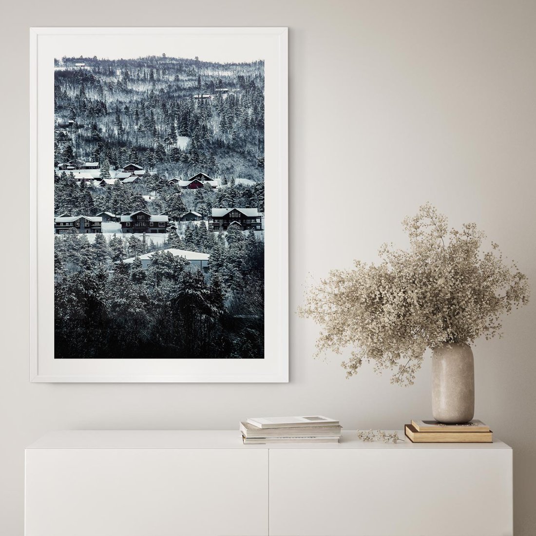Plakat w ramie 50x70 - Domki w Chmurach - górski zimowy krajobraz, dommki na wzgórzach - rama biała