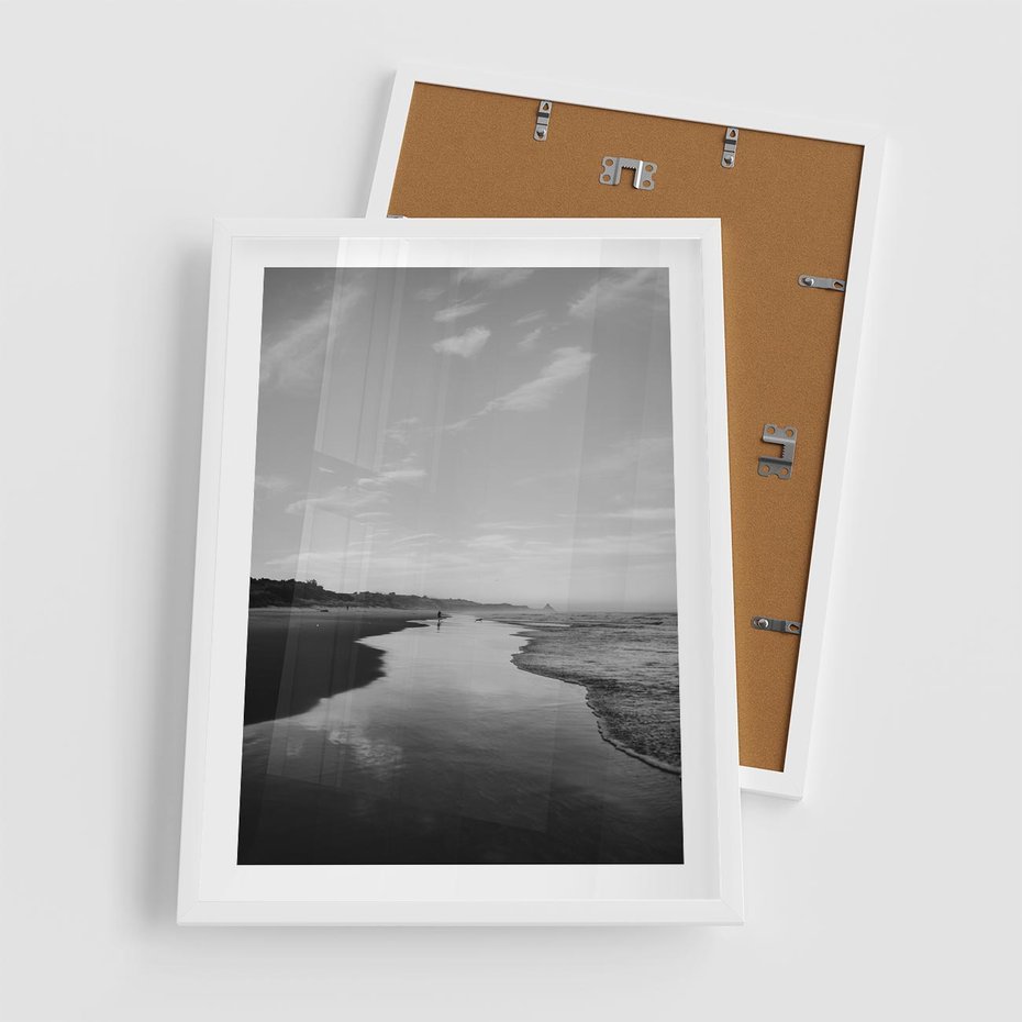 Plakat w ramie 50x70 - Nadmorska Melodia - czarno białe zdjęcie, plaża - rama biała