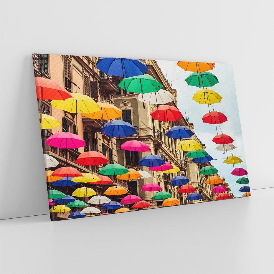 Obraz na płótnie 100x70 - Barwna symfonia wyobraźni - fotografia, kolorowe parasolki podwieszone nad ulicą