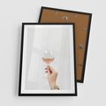 Plakat w ramie 50x70 - Kobieca Dłoń i Różowe Wino - kieliszek różowego wina, kobieca dłoń - rama czarna