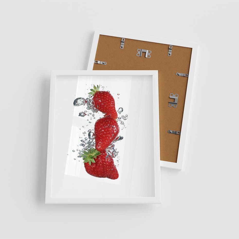 Plakat w ramie 40x50 - Aromatyczne truskawki w pełnym rozkwicie - truskawki, owoce - rama biała