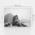 Obraz w ramie 70x50 - Księga mglistych marzeń - czarno biała fotografia, para zakochanych w łodzi - rama biała