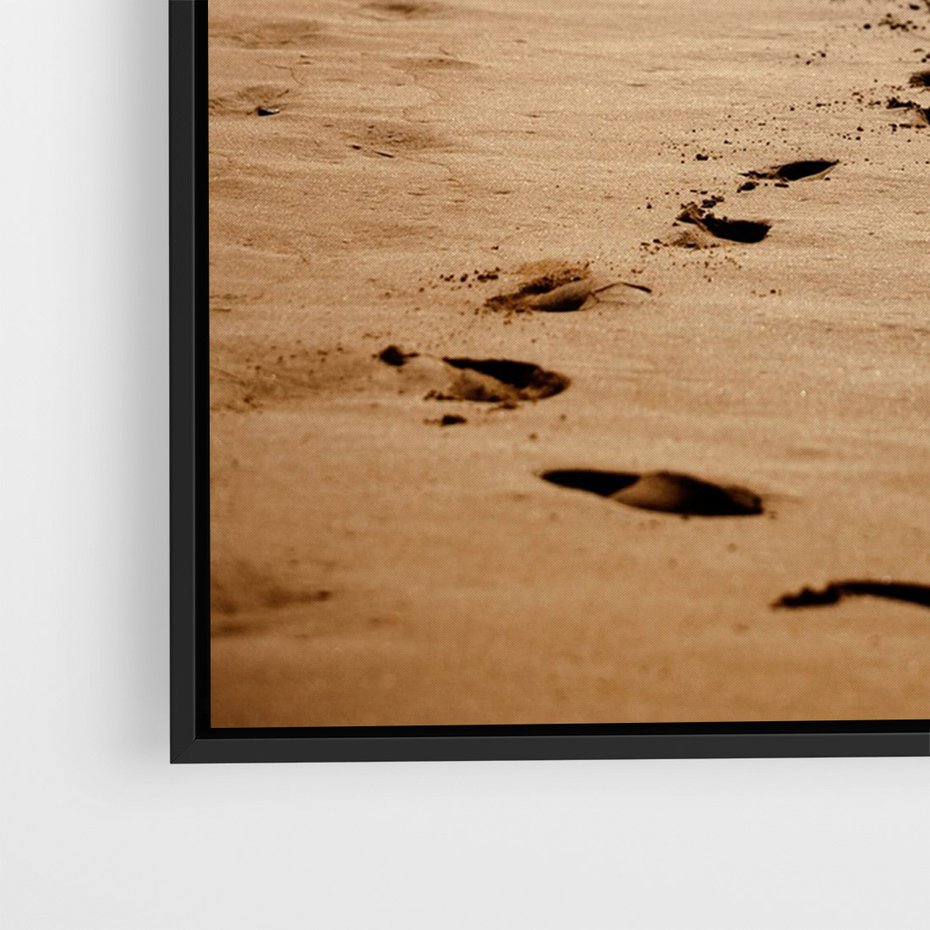 Obraz w ramie 50x70 - Ślady stóp na plaży - plaża, ślady - rama czarna