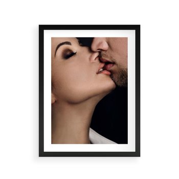 Plakat w ramie 40x50 - Miłosne Uczucia - kobieta, pocałunek - rama czarna