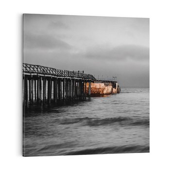 Obraz na płótnie 50x50 - Molo i wrak statku na plaży - molo, wrak