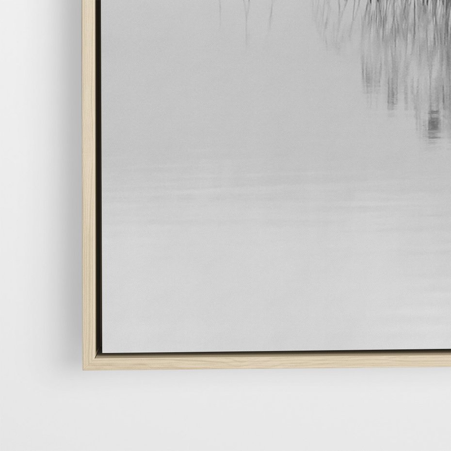 Obraz w ramie 70x100 - Mglisty Brzeg Jeziora - czarno białe zdjęcie, zamglone jezioro - rama drewno