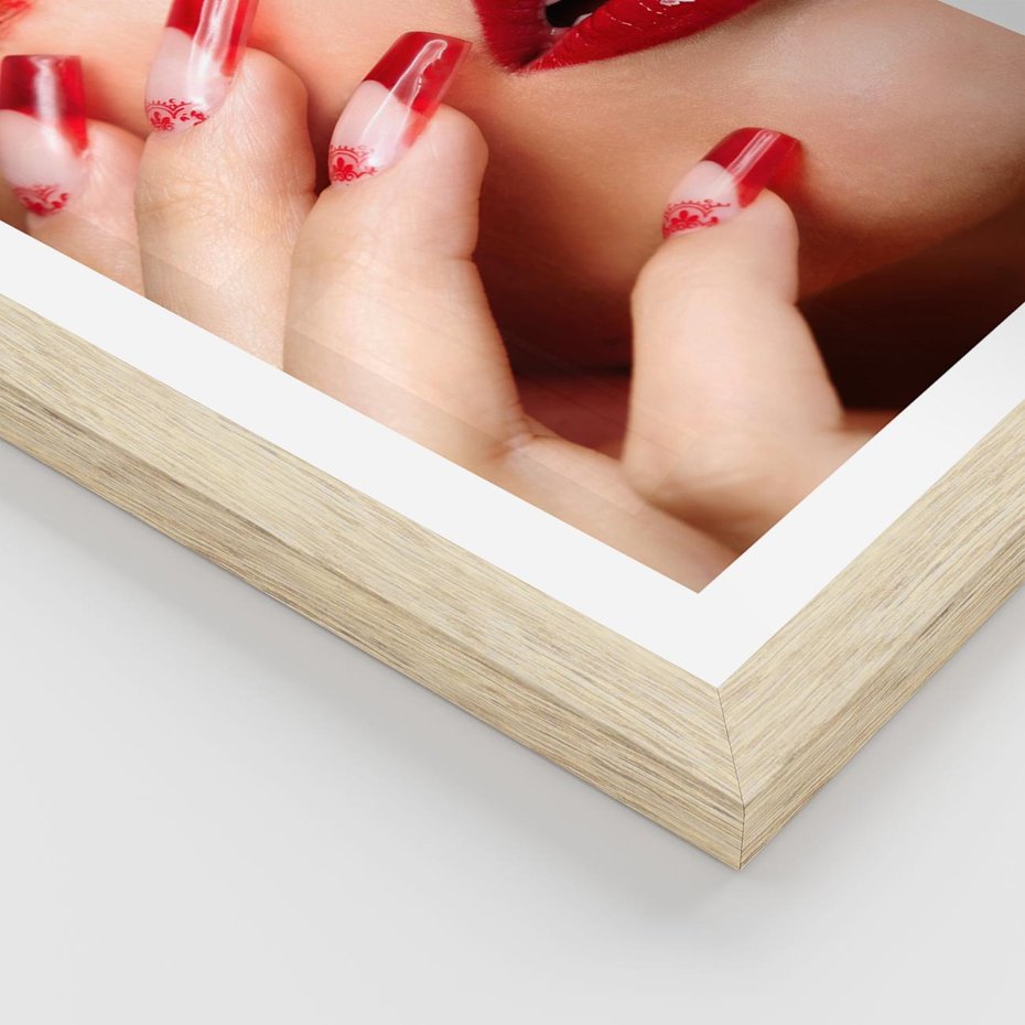 Plakat w ramie 30x40 - Piękno manicure: kolory i elegancja - paznokcie, manicure - rama drewno