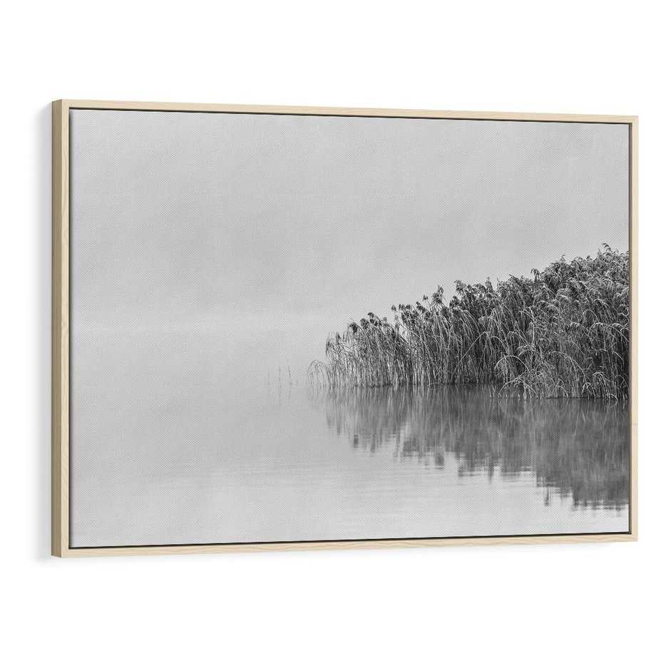Obraz w ramie 100x70 - Mglisty Brzeg Jeziora - czarno białe zdjęcie, zamglone jezioro - rama drewno