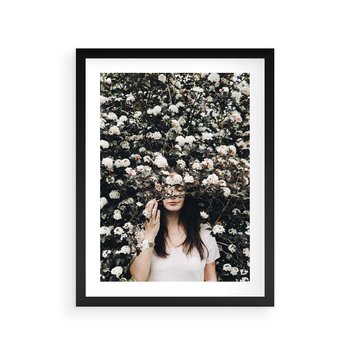 Plakat w ramie 50x70 - Kobieta w Krzewie Kwiatów - krzak z kwiatami, schowana za nim kobieta - rama czarna