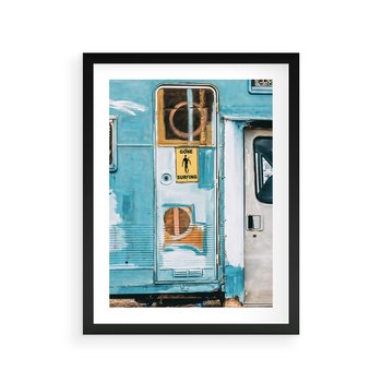 Plakat w ramie 50x70 - Nostalgiczna Podróż - stara przyczepa kempingowa, niebieskie kolory - rama czarna