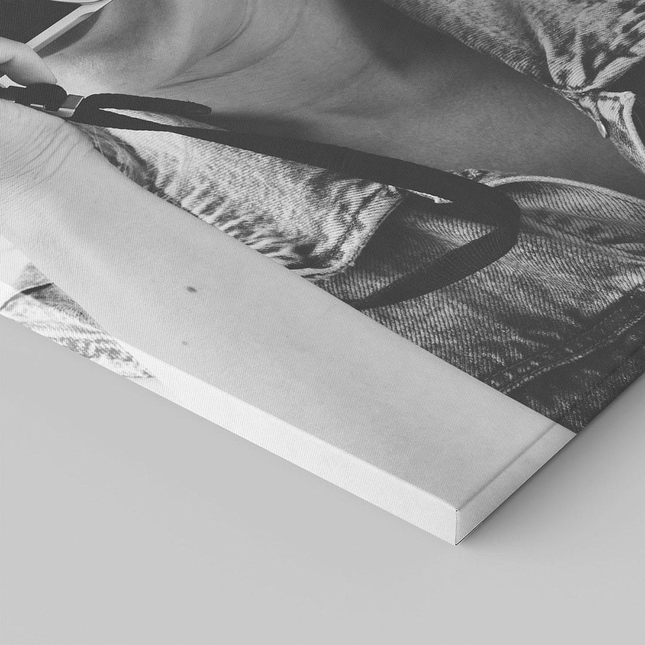 Obraz na płótnie 70x100 - Zrób mi Zdjęcie - fotografia, kobieta z aparatem