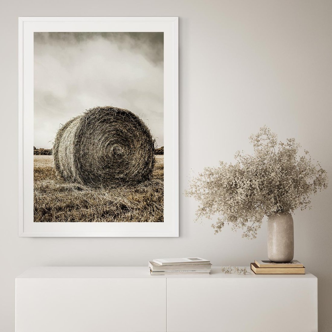 Plakat w ramie 50x70 - Siano w Sepii: Wiejska Tradycja - snopek siana, bela siana - rama biała