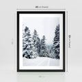 Plakat w ramie 40x50 - Zimowy Las Pod Kołdrą - las, zima - rama czarna