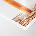Plakat bez ramy 21x30 - Deska w Piasku: Gotowa na Fale - plaża, pomarańczowa deska surfingowa wbita w piasek