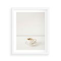 Plakat w ramie 40x50 - Kawa w Prostocie - kawa w filizance, białe tłó - rama biała