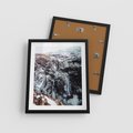 Plakat w ramie 40x50 - Góry w Białym Uroku: Zimowa Sceneria - górski krajobraz, zima - rama czarna