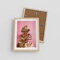Plakat w ramie 30x40 - Złote Liście Monstery: Delikatność na Różowym Tle - złote liście monstery, różowe tło - rama drewno