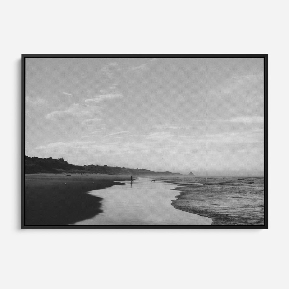 Obraz w ramie 100x70 - Nadmorska Melodia - czarno białe zdjęcie, plaża - rama czarna