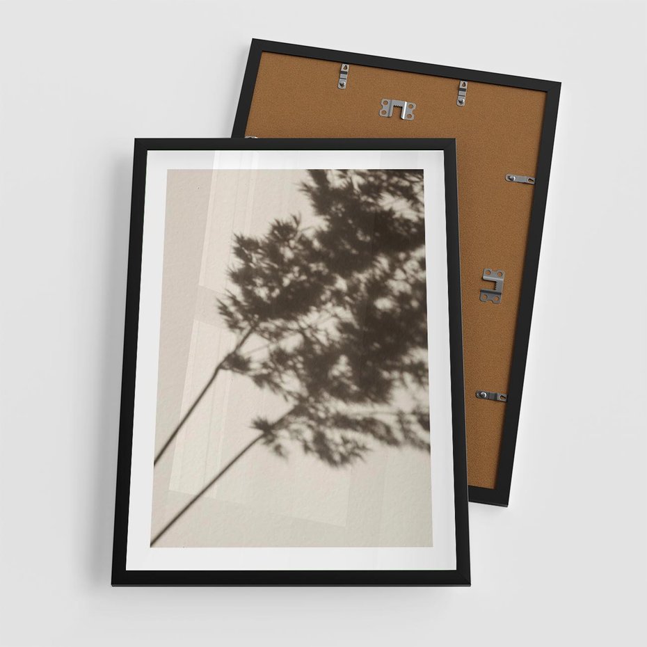 Plakat w ramie 50x70 - Tajemniczy Cień Traw - cień traw, na ścianie - rama czarna