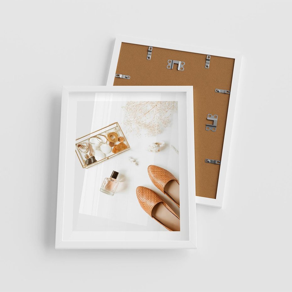 Plakat w ramie 40x50 - Elegancja w Szafie - modowa fotografia, buty - rama biała