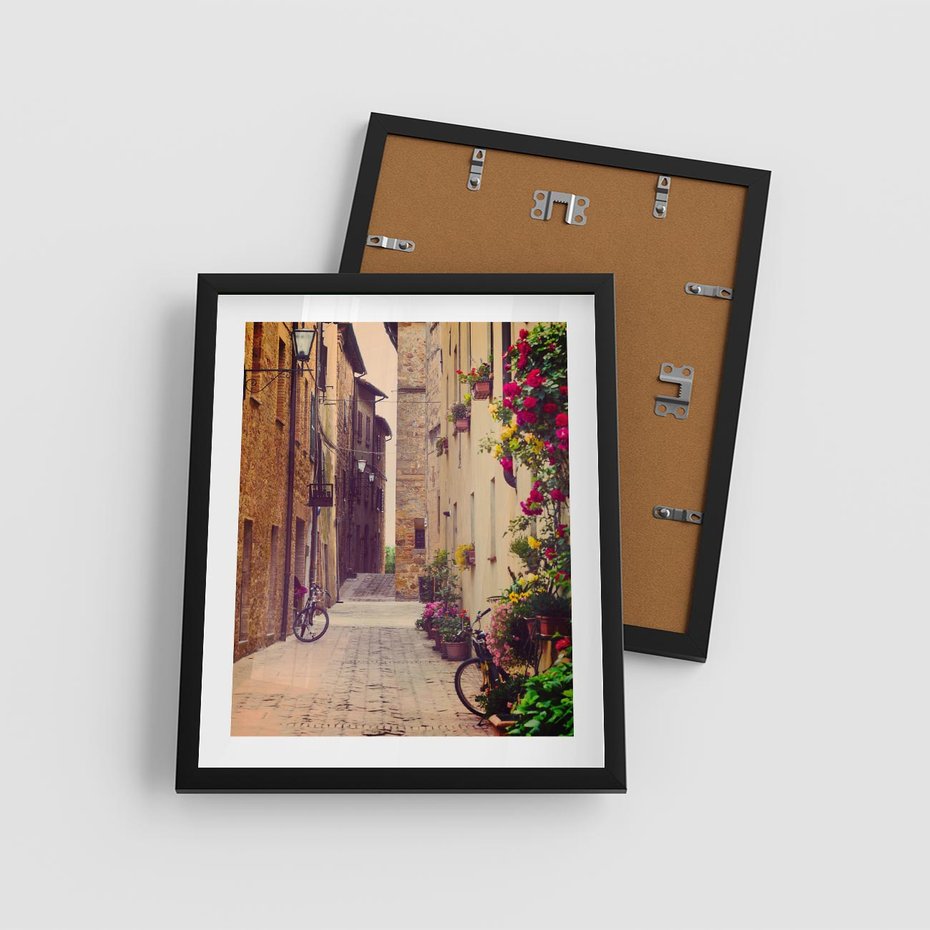 Plakat w ramie 40x50 - Rowerowa przygoda w uliczkach pełnych perspektywy - uliczka, perspektywa - rama czarna