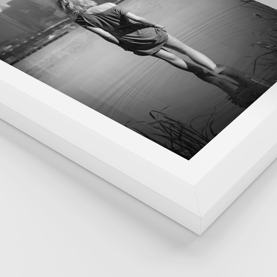 Plakat w ramie 40x50 - Kapiel w Mieście - czarno białe zdjęcie, kobieta wchodzi do wody - rama biała
