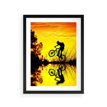 Plakat w ramie 30x40 - Rower przy zachodzie słońca - rower, zachód - rama czarna