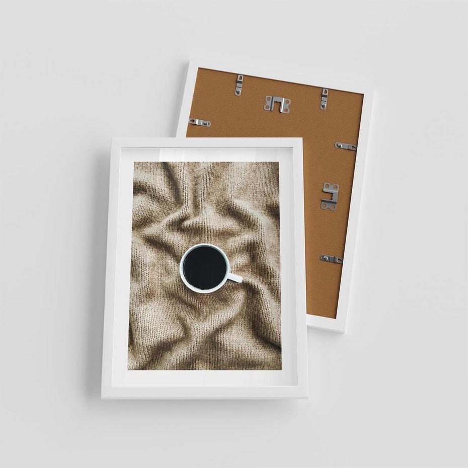 Plakat w ramie 30x40 - Filiżanka Kawy na Brązowym Kocu - kawa, czarna kawa - rama biała