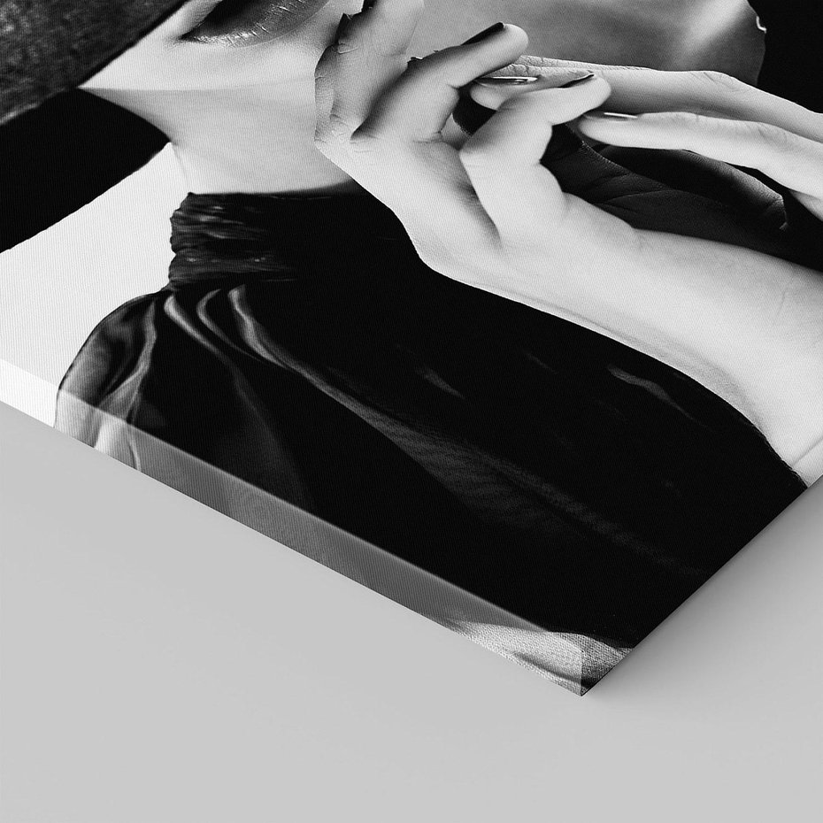 Obraz na płótnie 60x60 - Czarna Elegancja - fotografia czarno biała, zbliżenie portret kobiety w czerni