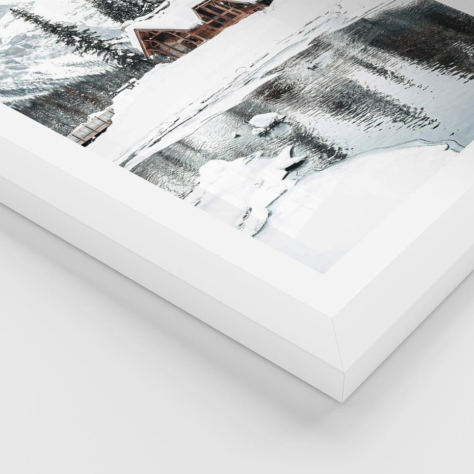 Plakat w ramie 30x40 - Urok Zimowego Krajobrazu - domek w górach, zima - rama biała