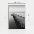 Obraz w ramie 80x120 - Mglista Perspektywa - czarno biała fotografia, drewniany pomost na jeziorze - rama drewno