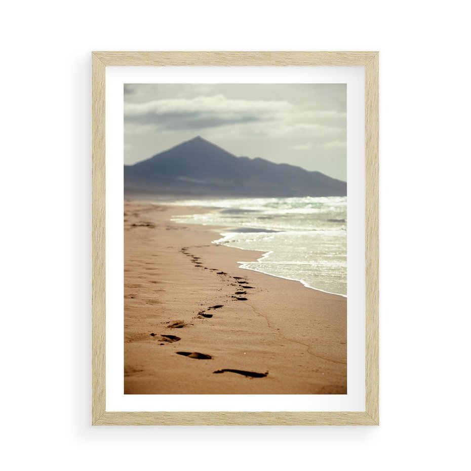 Plakat w ramie 50x70 - Ślady stóp na plaży - plaża, ślady - rama drewno