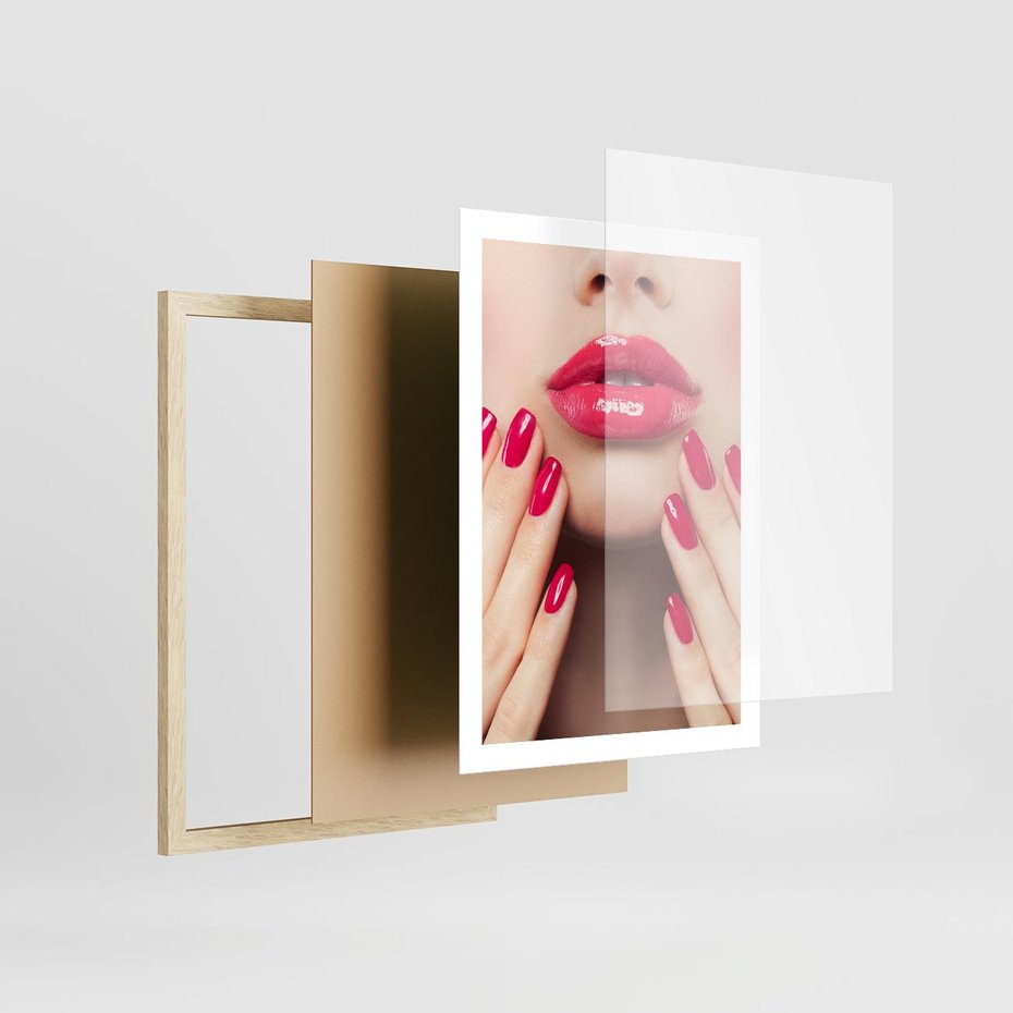 Plakat w ramie 50x70 - Wyrażenie Piękna - paznokcie, usta - rama drewno