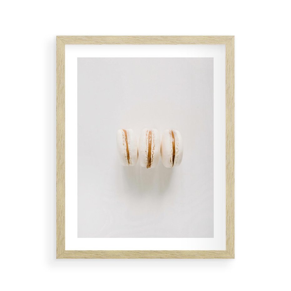 Plakat w ramie 40x50 - Delikatność w Bieli - białe ciateczka. makaroniki, minimalistyczne zdjęcie - rama drewno