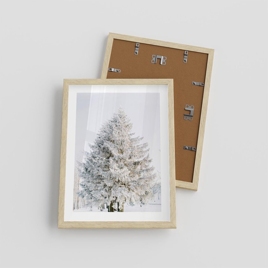 Plakat w ramie 30x40 - Zimowa Poezja w Ośnieżonym Drzewie - ośnieżone drzewo, zima - rama drewno