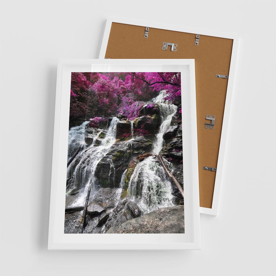 Plakat w ramie 50x70 - Wodospad wśród majestatycznych gór - wodospad, góry - rama biała