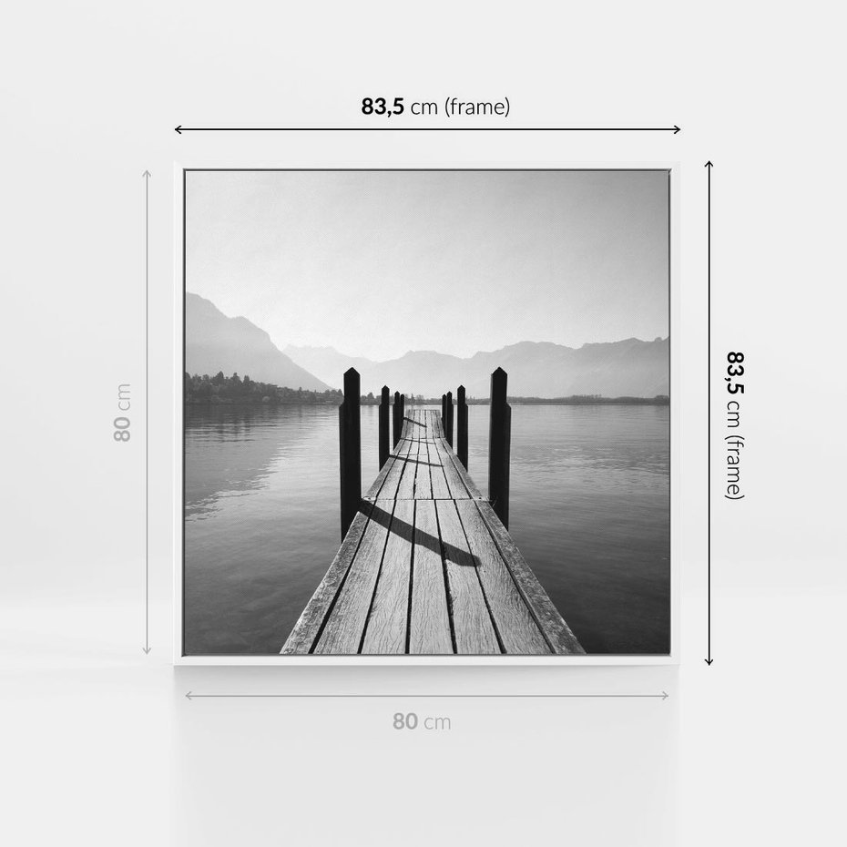 Obraz w ramie 80x80 - Spokojna Przystań - czarno biała fotografia, drewniany pomost na jeziorze - rama biała